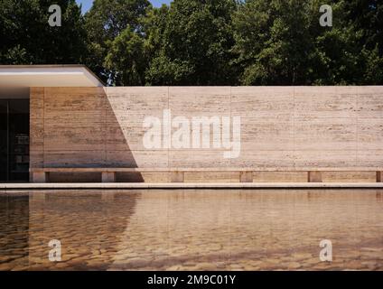 Barcellona, Spagna, maggio. 2020: Architettura del Padiglione di Barcellona, progettato da Ludwig Mies van der Rohe, parete travertina Foto Stock