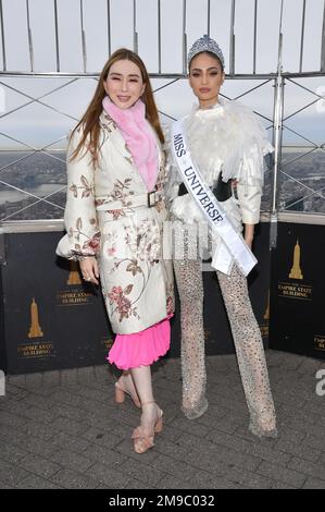 New York, Stati Uniti. 17th Jan, 2023. (L-R) Amministratore Delegato del JKN Global Group Anne Jakkaphong Jakrajutatip e Miss Universo 2022 R'Bonney Gabriel si posano insieme mentre visitano l'Empire state Building a New York, NY, 17 gennaio 2023. (Foto di Anthony Behar/Sipa USA) Credit: Sipa USA/Alamy Live News Foto Stock