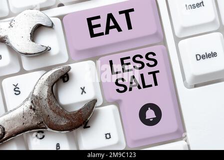 Esposizione concettuale mangiare meno sale. Vetrina di business ridurre l'assunzione di sodio su alimenti e bevande Foto Stock