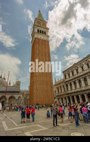 Il Campanile di San Marco, il campanile della Basilica di San Marco in Piazza San Marco. Popolare attrazione turistica e simbolo molto riconoscibile Foto Stock