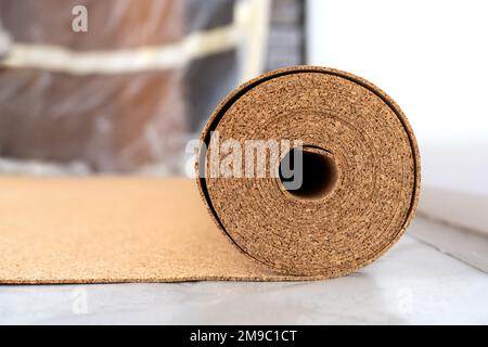 Rotolo di sughero di legno sul pavimento in un locale prima di posare il  pavimento. Sughero - un materiale naturale. Concetto di costruzione e  riparazione Foto stock - Alamy