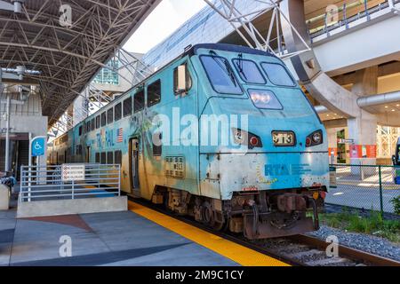 Miami, Stati Uniti - 15 novembre 2022: Treno ferroviario Tri-Rail alla stazione ferroviaria dell'aeroporto internazionale di Miami in Florida, Stati Uniti. Foto Stock