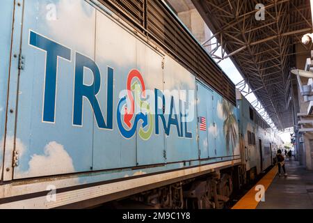 Miami, Stati Uniti - 15 novembre 2022: Logo Tri-Rail su un treno per pendolari alla stazione ferroviaria dell'aeroporto internazionale di Miami in Florida, Stati Uniti Foto Stock