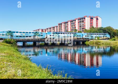 Fort Lauderdale, Stati Uniti - 13 novembre 2022: Treno ferroviario tri-Rail per pendolari a Fort Lauderdale, Florida, Stati Uniti. Foto Stock