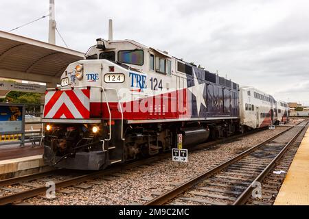 Dallas, Stati Uniti - 11 novembre 2022: Treno ferroviario per pendolari TRE Trinity Railway Express presso la Union Station, con i mezzi pubblici di Dallas, Stati Uniti. Foto Stock