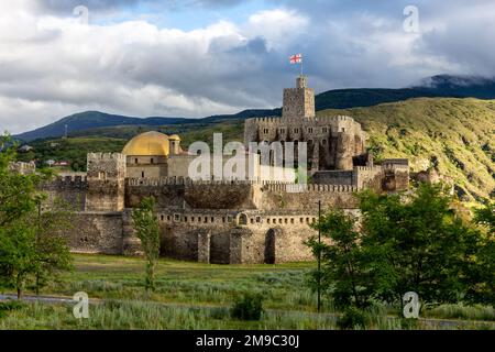 Akhaltsikhe (Rabati) Castello, fortezza medievale di Akhaltsikhe, Georgia durante il tramonto con cielo nuvoloso sullo sfondo. Foto Stock