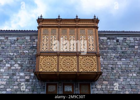 Tradizionale georgiano vecchio balcone in legno intagliato sospeso nel cortile del castello di Akhaltsikhe (Rabati), Georgia. Foto Stock