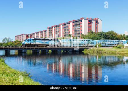 Fort Lauderdale, Stati Uniti - 13 novembre 2022: Treno ferroviario tri-Rail per pendolari a Fort Lauderdale, Florida, Stati Uniti. Foto Stock