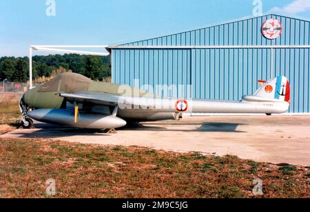 De Havilland DH.100 Vampire FB.6 F-AZHJ (msn 668, ex Swiss AF J-1159), dell'Associazione Varoise Avions de Collection, a Cuers - Pierrefeu, il 30 novembre 1998. Foto Stock