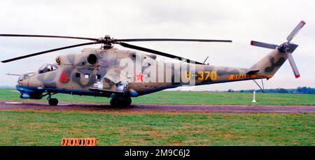 MIL mi-35P 11 Red (msn 3532431723858), mentre a Helitech, Redhill nel settembre 1989. (Ancora con l'antenna H-370 del salone di Parigi) Foto Stock