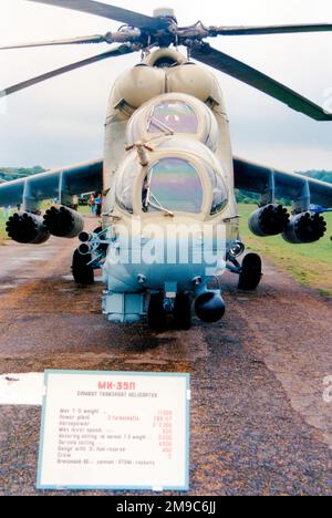 MIL mi-35P 11 Red (msn 3532431723858), mentre a Helitech, Redhill nel settembre 1989. (Ancora con l'antenna H-370 del salone di Parigi) Foto Stock