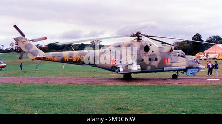 MIL mi-35P 11 Red (msn 3532431723858), mentre a Helitech, Redhill nel settembre 1989. (Ancora con l'antenna H-370 del salone di Parigi) Foto Stock