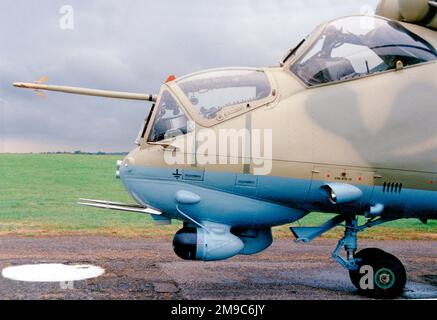 MIL mi-35P 11 Red (msn 3532431723858), mentre a Helitech, Redhill nel settembre 1989. (Ancora con l'antenna H-370 del salone di Parigi) Foto Stock