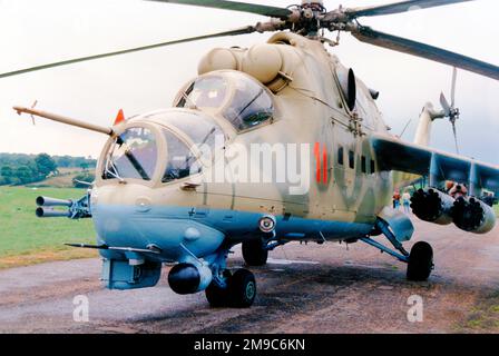 MIL mi-35P 11 Red (msn 3532431723858), mentre a Helitech, Redhill nel settembre 1989. (Ancora con l'antenna H-370 del salone di Parigi) Foto Stock