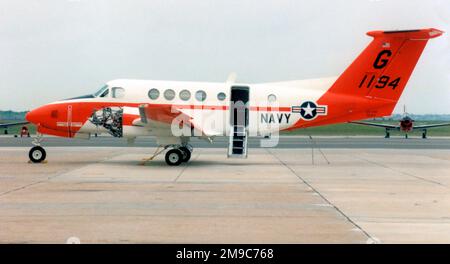 United States Navy - Faggio TC-12B Huron 161194 (MSN BJ-10), precedentemente di addestramento Squadron 35 (VT-35), addestramento Air Wing 4 (TAW-4), NAS Corpus Christi, TX, in magazzino aperto. Foto Stock