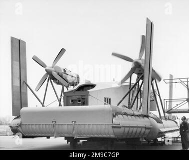 Vickers VA.3 hovercraft G-15-243, in fase di funzionamento dei motori Bristol Siddeley Turmo sulla slitta, 16 aprile 1962. Foto Stock