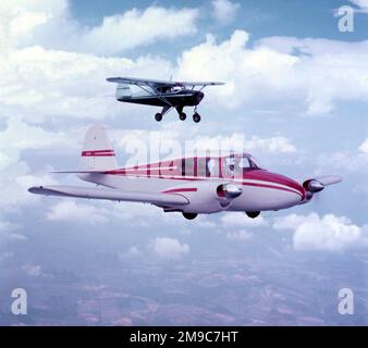 Piper PA-23 Apache N23P (msn 23-1), con un primo Piper PA-22 Tri-Pacer Foto Stock