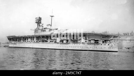 Royal Navy - HMS Eagle 94, una portaerei convertita dalla corazzata di classe Almirante Latorre 'Almirante Cochrane', ordinata dal Cile, ma mai consegnata. Foto Stock