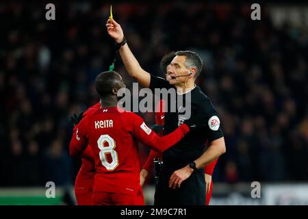 Wolverhampton, West Midlands, Regno Unito. 17th gennaio 2023; Molineux Stadium, Wolverhampton, West Midlands, Inghilterra; Fa Cup Football, Wolverhampton Wanderers contro Liverpool; Reberee Andre Marriner mostra una carta gialla Credit: Action Plus Sports Images/Alamy Live News Foto Stock