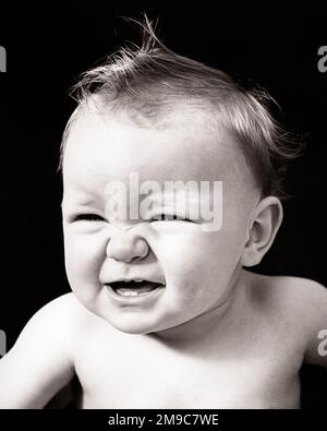 1930S RITRATTO BABY SCOWLING SCRUNCHING UP NOSE - B9139 HAR001 HARS ECCITAZIONE SQUINTING UP SCOWLING GIOIOSA SCRUNCHING COMBATTIVA GIOVANI PUGNACIOUS TENACE BAMBINA NERA E BIANCA CAUCASICA ETNIA HAR001 VECCHIO STILE Foto Stock