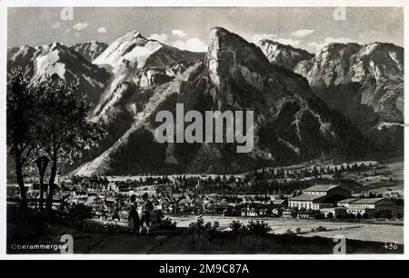 Oberammergau, un comune del distretto di Garmisch-Partenkirchen, in Baviera, Germania e le vicine vette di Kofel e non. La città è conosciuta per la sua esecuzione una volta al decennio della rappresentazione della Passione nel Teatro della Passione. Foto Stock