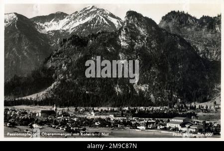 Oberammergau, un comune del distretto di Garmisch-Partenkirchen, in Baviera, Germania e le vicine vette di Kofel e non. La città è conosciuta per la sua esecuzione una volta al decennio della rappresentazione della Passione nel Teatro della Passione. Foto Stock