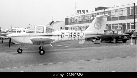 Piper PA-38-112 Tomahawk G-BGGJ (msn 38-79A0167), della CSE Aviation, all'aeroporto di Oxford-Kidlington. Foto Stock