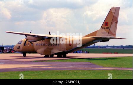 Royal Maroccan Air Force - CASA 235-100m CNA-ME (msn AL05-4-C027), al Mildenhall Air Fete 25 maggio 1996. Foto Stock