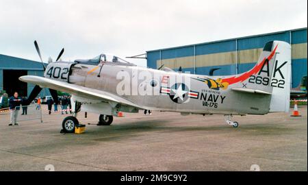 Douglas ad-4NA Skyraider G-RADR - 126922 (msn 7722), al North Weald. Foto Stock