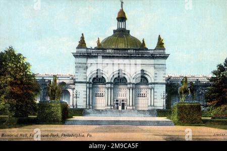 Il Memorial Hall è un edificio in stile Beaux-Arts situato nel Centennial District di West Fairmount Park, Philadelphia, Pennsylvania, Stati Uniti. Costruita come galleria d'arte per l'esposizione centenaria del 1876, è l'unica struttura principale di quella mostra a sopravvivere. Ospitò successivamente il Pennsylvania Museum of Industrial Art e ora ospita il Please Touch Museum. Foto Stock