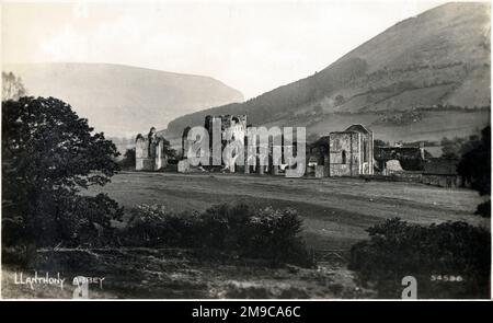 Llanthony Priory - un ex priorato agostiniano nella valle isolata di Ewyas, una valle ripida un tempo glaciata all'interno della zona delle Black Mountains del Brecon Beacons National Park nel Monmouthshire, Galles sud-orientale. Foto Stock