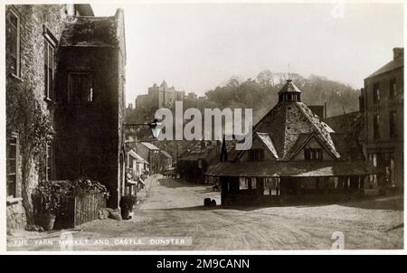 Il mercato dei filati e vista verso il Castello, Dunster, Somerset. Foto Stock