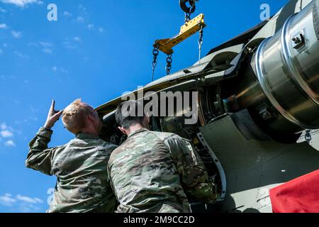 Billy White e SPC. Nathaniel Shade, riparatori di elicotteri CH-47 assegnati a Delta Company, 2-227th supporto generale Battaglione Aviazione allentare i bulloni su un motore di elicottero CH-47 Chinook per un'ispezione di manutenzione di fase di 160 ore durante Swift Response, Skopje, Macedonia del Nord, 16 maggio 2022. Esercizio Swift Response 2022 è un esercizio di formazione multinazionale annuale che si svolge in Europa orientale, nell'Alto Nord Artico, nei Paesi Baltici e nei Balcani dal 2 al 20 maggio 2022. L'obiettivo è quello di presentare le forze dell'esercito credibili in Europa e in Africa e di migliorare la loro disponibilità attraverso la costruzione dell'interoperabilità aerea Foto Stock