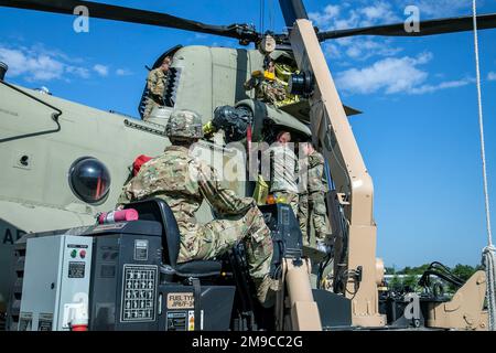 I riparatori di elicotteri CH-47 assegnati a Delta Company, 2-227th General Support Aviation Battalion effettuano un'ispezione di mantenimento di fase di 160 ore su un elicottero CH-47 Chinook durante Swift Response, Skopje, Macedonia del Nord, 16 maggio 2022. Esercizio Swift Response 2022 è un esercizio di formazione multinazionale annuale che si svolge in Europa orientale, nell'Alto Nord Artico, nei Paesi Baltici e nei Balcani dal 2 al 20 maggio 2022. L'obiettivo è quello di presentare le forze dell'esercito credibili in Europa e in Africa e di migliorare la preparazione attraverso la costruzione di interoperabilità aerea con alleati e partner e l'integrazione di servizi congiunti Foto Stock