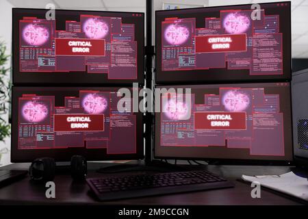 Svuotare l'ufficio IT con il monitor dei computer con un messaggio di errore critico sullo schermo, che mostra un avviso di pirateria informatica e un avviso di violazione della sicurezza. Azienda di software con più schermi che eseguono attacchi di cyber crimine. Foto Stock