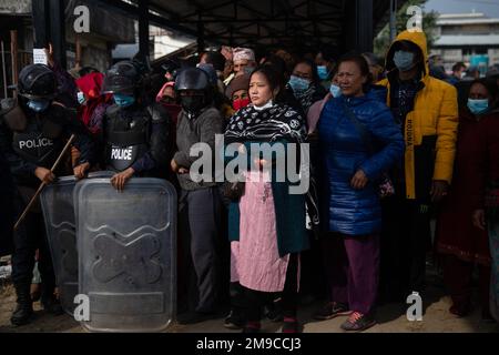 Pokhara, Nepal. 17th Jan, 2023. Amici e familiari di vittime morte in aereo Yeti Airlines aspettano fuori un ospedale. Un aereo Yeti Airlines si è schiantato domenica 15 gennaio a Pokhara quando volava da Kathmandu a Pokhara con 68 passeggeri e quattro membri dell'equipaggio a bordo, e 71 corpi erano stati recuperati entro martedì sera, molte parti del corpo sono state trovate nel luogo di incidente. Credit: SOPA Images Limited/Alamy Live News Foto Stock