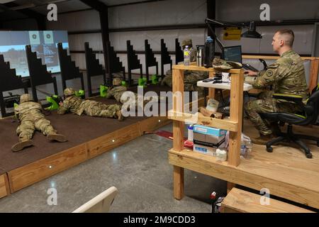 Lawrence Varnado con 1-244th Battaglione d'assalto dirige un allenatore di abilità per soldati delle Isole Vergini durante gli allenamenti annuali a Camp Shelby, Mississippi, 16 maggio 2022. Il Trainer delle abilità di coinvolgimento è progettato per simulare eventi di addestramento delle armi in tempo reale che supportano direttamente la qualificazione delle armi individuali e servite dall'equipaggio, tra cui tirocini individuali, esercizi collettivi di piccola unità e di escalation di forza di giudizio in un ambiente controllato. Foto Stock