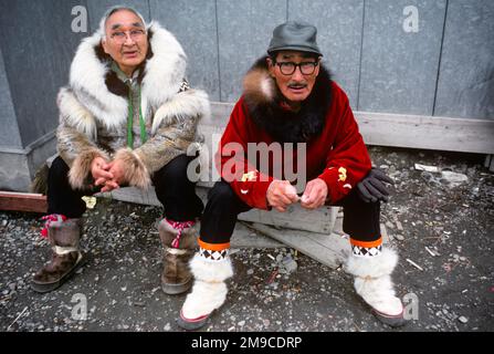 1980S DUE ANZIANI INDIANI D'AMERICA NATIVI UOMINI IN GARB LOCALE GUARDANDO LA FOTOCAMERA KOTZEBUE NEL NORD-OVEST DEL DISTRETTO ARTICO DELL'ALASKA USA - KR57055 SPE001 HARS ESKIMO RURAL HOME VITA AMICIZIA PERSONE INTERA INDIANI MASCHI SPIRITUALITÀ FIDUCIA ESPRESSIONI MEDIO-VECCHIO NORD AMERICA UOMO DI MEZZA ETÀ OCCHIO CONTATTO NORD AMERICA ALASKA VECCHIO ETÀ OLDSTERS ALLEGRO ANGOLO ALTO OLDSTER ORGOGLIO DELLE OCCUPAZIONI LOCALI SORRIDE ANZIANI CONCETTUALE GARB GIOIOSO STILE KOTZEBUE NATIVO AMERICANO INUPIAT ARCTIC BOROUGH NATIVI AMERICANI RELAX INDIGENO NORTHWEST VECCHIO STILE Foto Stock