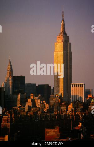 1980S EMPIRE STATE BUILDING CENTER E CHRYSLER BUILDING SULLA SINISTRA NEL TARDO POMERIGGIO MIDTOWN MANHATTAN NYC NY USA - KR66688 NET002 HARS OPPORTUNITY NYC CONCETTO DI BENE IMMOBILE CONCETTUALE EMPIRE STATE NEW YORK STRUTTURE CITTÀ EDIFICIO NEW YORK CITTÀ REGISTRO NAZIONALE LUOGHI STORICI CONCETTI SIMBOLICI LASCIATO NAZIONALE STORICO GRATTACIELO ATTRAZIONE TURISTICA POMERIGGIO ART DECO EMPIRE STATE EDIFICIO ICONICO GRATTACIELI DI RAPPRESENTAZIONE IN VECCHIO STILE Foto Stock