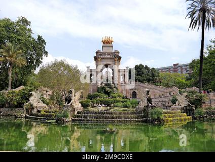 Barcellona, Spagna - Maggio 2018: Una fontana monumentale a due livelli i con un arco e una statua di Venere nel centro, situato nel Parco della Ciutadella Foto Stock