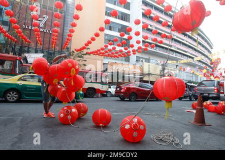 Bangkok, Thailandia. 17th Jan, 2023. Un operaio installa le decorazioni a Chinatown prima della celebrazione. Il nuovo anno lunare cinese, chiamato anche Festival di Primavera, cade il 22 gennaio 2023, segnando l'inizio dell'anno del coniglio. (Foto di Chaiwat Subprasom/SOPA Images/Sipa USA) Credit: Sipa USA/Alamy Live News Foto Stock