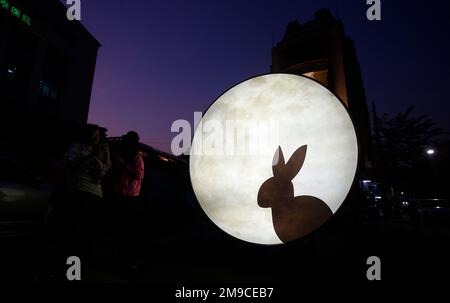 Bangkok, Thailandia. 17th Jan, 2023. Sculture e decorazioni leggere a Chinatown prima della celebrazione. Il nuovo anno lunare cinese, chiamato anche Festival di Primavera, cade il 22 gennaio 2023, segnando l'inizio dell'anno del coniglio. (Foto di Chaiwat Subprasom/SOPA Images/Sipa USA) Credit: Sipa USA/Alamy Live News Foto Stock