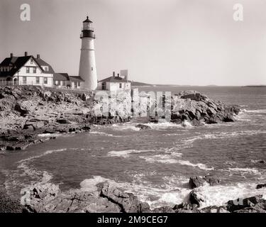 1960S PORTLAND HEAD LIGHTHOUSE COMPLETATO NEL 1791 CAPE ELIZABETH MAINE USA - L2307 HAR001 HARS CENTRO URBANO FORZA DI PROTEZIONE AVVENTURA ELIZABETH EXTERIOR WARNING GUIDA NORD-EST GUIDA LUCE CASA GUARDIANI CASE LUCI FARO SERVIZIO OCCUPAZIONI PORTLAND CAPE ELIZABETH LIGHTHOUSE EAST COAST COMPLETATO FORT WILLIAMS PARK SUPPORTO GUARDIAN WARN STORICO PUNTO DI RIFERIMENTO FARI NEW ENGLAND SCENICS FIRMA STRUTTURA SOLUZIONI ATTRAZIONE TURISTICA ACQUA 1791 BIANCO E NERO COSTA HAR001 PUNTO DI RIFERIMENTO NAVIGAZIONE MARITTIMA AIUTI VECCHIO STILE SENTINEL Foto Stock