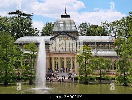 Madrid, Spagna - maggio 2018: Palazzo di cristallo (Palacio de Cristal) nel Parco del Retiro. Costruito nel 1887 Foto Stock