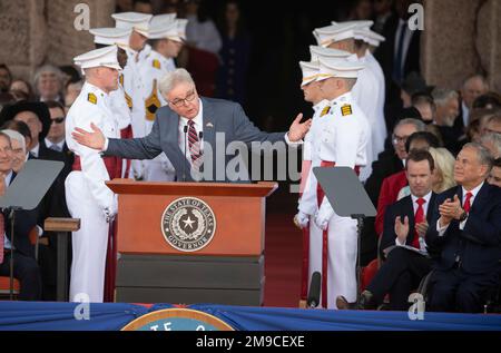 Austin Texas USA, gennaio 17 2023: Il governatore del Texas DAN PATRICK parla dopo essere stato giurato per il suo terzo mandato durante le cerimonie al Campidoglio del Texas. Patrick, un conservatore fermo di Houston, è stato rieletto nel mese di novembre. Credit: Bob Daemmrich/Alamy Live News Foto Stock