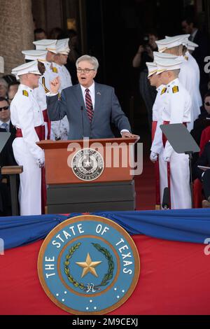 Austin Texas USA, gennaio 17 2023: Il governatore del Texas DAN PATRICK parla dopo essere stato giurato per il suo terzo mandato durante le cerimonie al Campidoglio del Texas. Patrick, un conservatore fermo di Houston, è stato rieletto nel mese di novembre. Credit: Bob Daemmrich/Alamy Live News Foto Stock