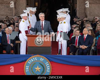 Austin Texas USA, gennaio 17 2023: Il governatore del Texas DAN PATRICK parla dopo essere stato giurato per il suo terzo mandato durante le cerimonie al Campidoglio del Texas. Patrick, un conservatore fermo di Houston, è stato rieletto nel mese di novembre. Credit: Bob Daemmrich/Alamy Live News Foto Stock