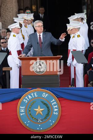 Austin Texas USA, gennaio 17 2023: Il governatore del Texas DAN PATRICK parla dopo essere stato giurato per il suo terzo mandato durante le cerimonie al Campidoglio del Texas. Patrick, un conservatore fermo di Houston, è stato rieletto nel mese di novembre. Credit: Bob Daemmrich/Alamy Live News Foto Stock