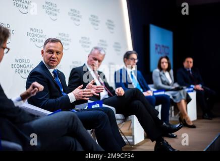 Davos, Svizzera. 17th Jan, 2023. (Da L a R) il presidente polacco Andrzej Duda, il presidente lituano Gitanas Nauseda, il presidente della Macedonia settentrionale Stevo Pendarovski, Il leader dell'opposizione bielorusso Svetlana Tikhanovskaya e il ministro spagnolo degli Affari esteri Jose Manuel Albares Bueno partecipano ad una sessione presso il Centro Congressi durante la riunione annuale del Forum economico Mondiale (WEF) che si terrà a Davos il 17 gennaio 2023. Photo by World Economic Forum/ Ciaran Mc Crickard/UPI Credit: UPI/Alamy Live News Foto Stock