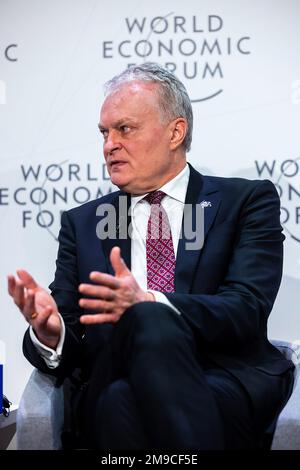 Davos, Svizzera. 17th Jan, 2023. Il presidente lituano Gitanas Nauseda partecipa a una sessione presso il Centro Congressi durante la riunione annuale del World Economic Forum (WEF) che si terrà a Davos il 17 gennaio 2023. Photo by World Economic Forum/ Ciaran McCrickard/UPI Credit: UPI/Alamy Live News Foto Stock